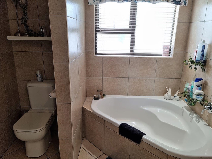 5 Bedroom Property for Sale in Melodie North West